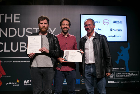 Manoel Rangel (derecha), representante de la CACI, entrega a Santiago Esteves (centro), director de 'La educación del rey', acompañado de Ezequiel Pierri (izquierda), ayudante de dirección, el premio CACI-Ibermedia TV en  el Festival de San Sebastián