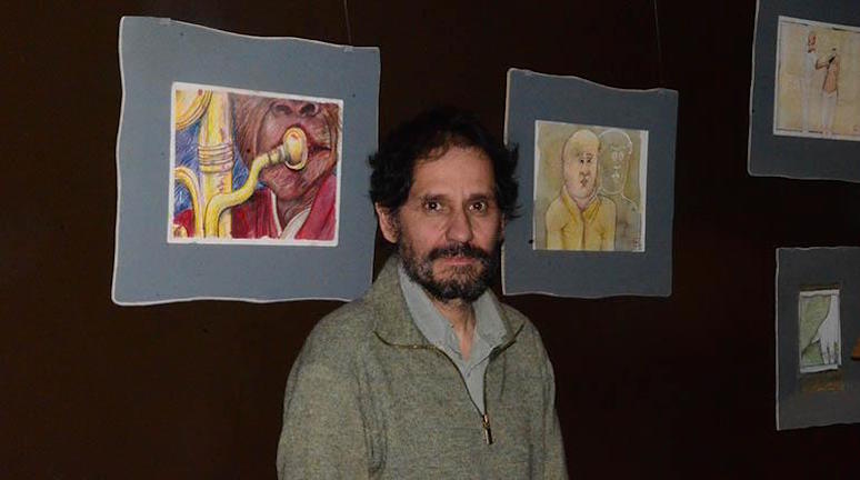 Retrato del director con motivo de una exposición de sus dibujos en Bolivia. © Daniel James | Los Tiempos.