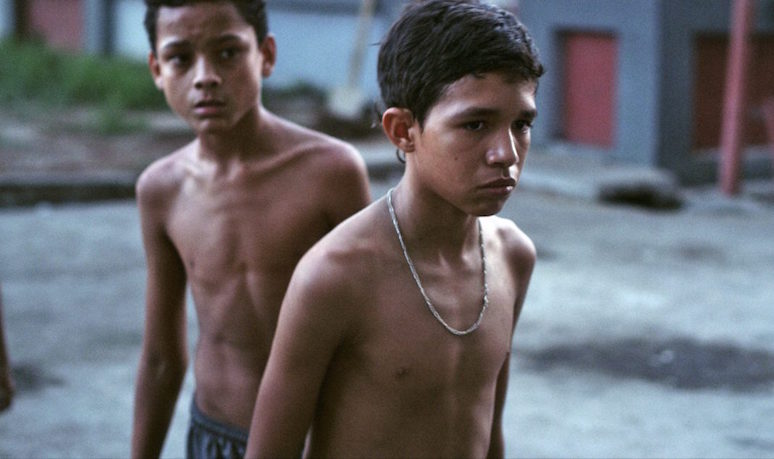 Pedro (Reggie Reyes) y uno de sus amigos en el barrio de Caracas donde vive.